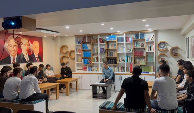 Erzincan Ülkü Ocakları’nda Türk Milliyetçiliği ve Anadolu’nun Türkleşmesi Konuşuldu