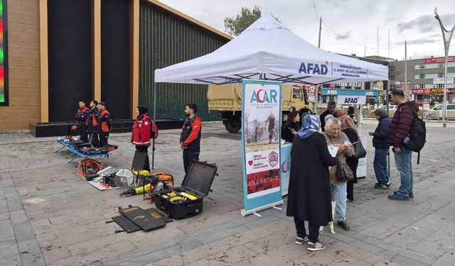 Erzincan’da afet farkındalığı için Cumhuriyet Meydanı’nda stant açıldı