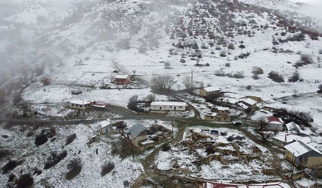 Erzincan'da hava soğudu, zirvelere kar yağdı