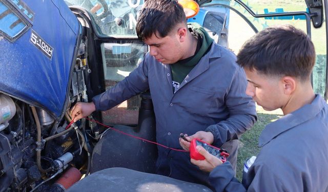 Erzincan’da meslek lisesi öğrencileri tarlaya inip çiftçinin traktörünü ücretsiz onarıyor