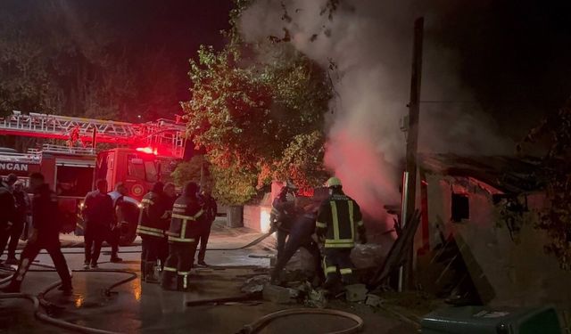 Erzincan'da müstakil evin odunluğunda yangın