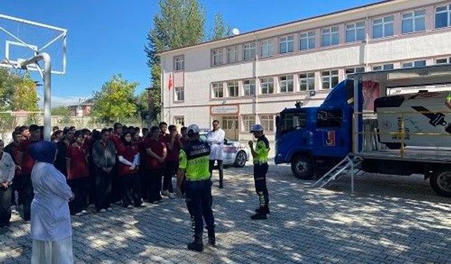 Erzincan'da öğrenci ve öğretmenlere uygulamalı trafik eğitimi verildi