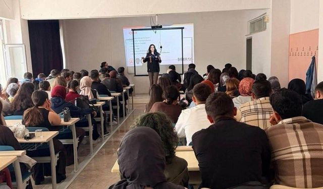 Erzincan'da SİBERAY Projesi Kapsamında Öğrenci ve Öğretmenlere Siber Güvenlik Eğitimi Verildi