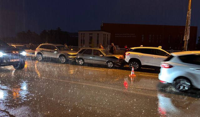 Erzincan’da 5 Araç Birbirine Girdi (VİDEO)