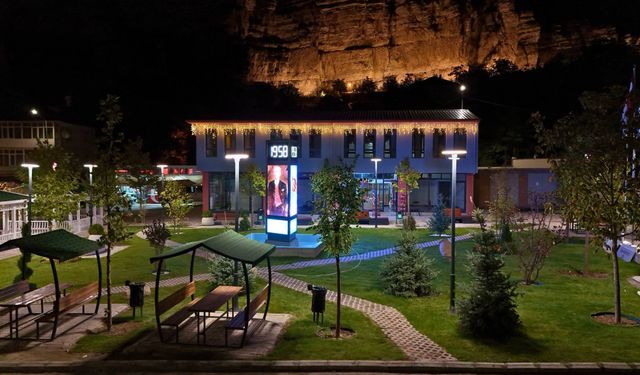 Kemah İlçe Meydanı Gece Görüntüsüyle Göz Kamaştırıyor