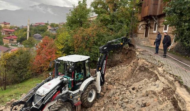 Kemaliye'de İstinat Duvarı Çöktü, Yol Kapandı