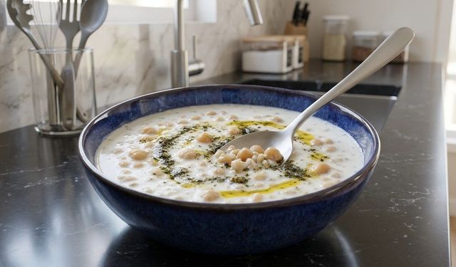 Orijinal Ayran Aşı Çorbası Nasıl Yapılır? Tescilli Erzurum Usulü Sıcak ve Ferahlatıcı Soğuk Tarifi