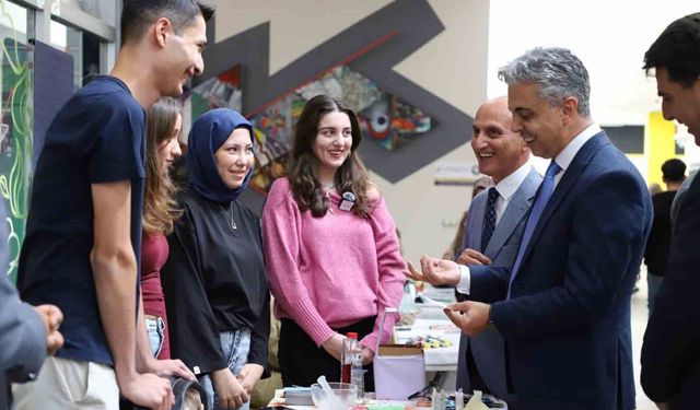 Rektör Kuyrukluyıldız, öğrenci kulüplerinin tanıtım stantlarını ziyaret etti