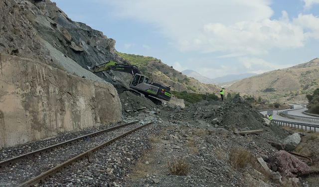 Erzincan’da Heyelan Demir Yolunu Kapattı