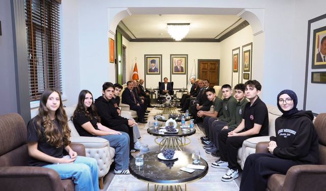 Vali Aydoğdu, 'Bizim Gök Kubbemiz' projesi kapsamında Erzincan'a gelen öğrencileri kabul etti