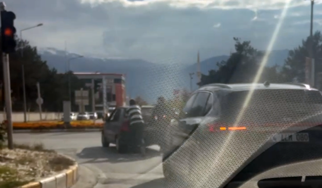 Erzincan’da Trafikte Örnek Yardımlaşma! İki Gençten Takdir Toplayan Davranış (VİDEO)