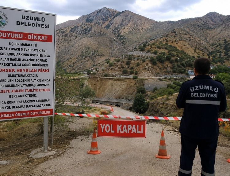 Üzümlü'de heyelan oluştu. Evlere tahliye istendi. Tarlalar ve bahçeler risk altında