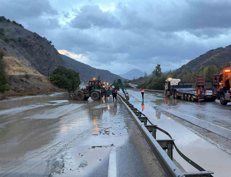 ERZURUM KARAYOLU'NA SEL GELDİ. YOL'DA BİR SONRAKİ GÜN YAPILAN ÇALIŞMALAR
