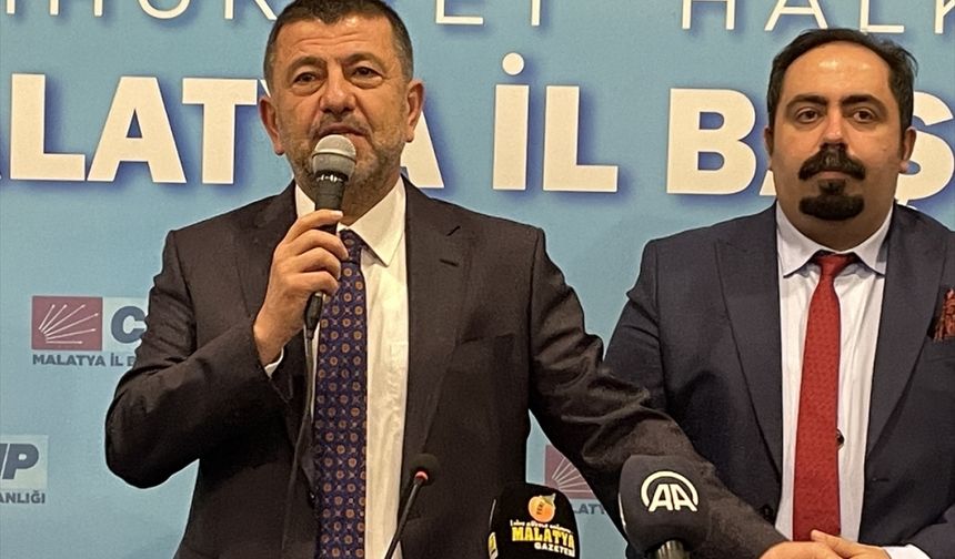 CHP Genel Başkan Yardımcısı Ağbaba, Malatya'da partisine üye olanlara rozet taktı: