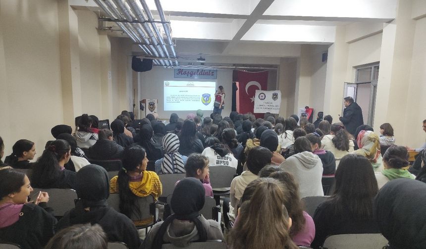 Güvenlik kapsamında okullara broşür dağıtıldı