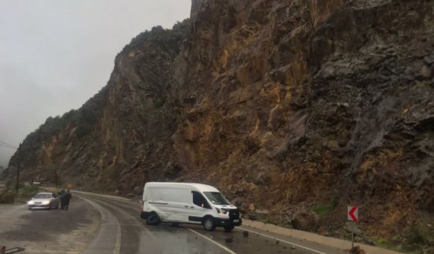Dağdan kopan kayalar minibüse çarptı