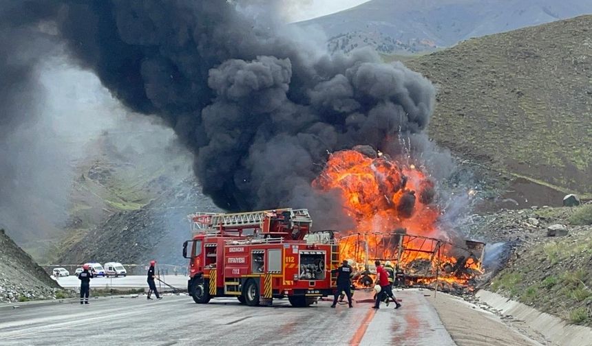 Erzincan'da iki tırın çarpışması sonucu çıkan yangına müdahale ediliyor