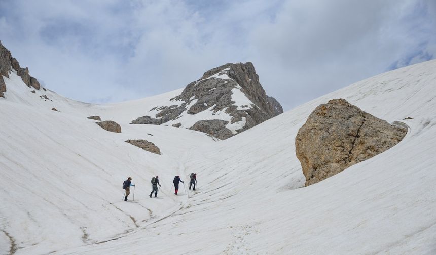 Kar ve baharın bir arada olduğu zirveler dağcıları cezbediyor