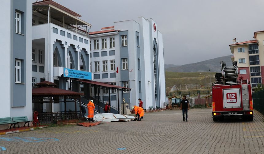 Erzincan'da fırtına çatıları uçurdu, ağaç dallarını kırdı