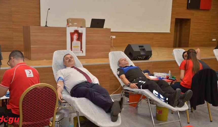 Antalya polisinden Cumhuriyetin 100. yılı etkinliklerinde Kızılay’a kan bağışı