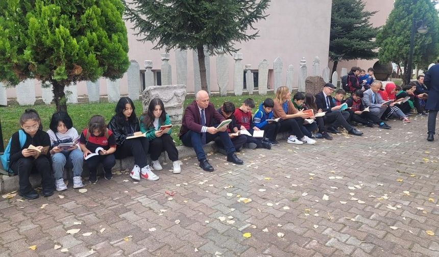 Cumhuriyetin 100’üncü yılında müze bahçesinde hem kitap okudular hem de tarihi dinlediler