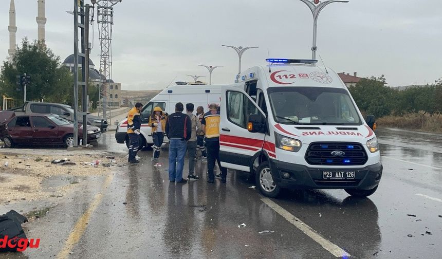 Elazığ'da otomobil ve hafif ticari aracın çarpıştığı kazada 8 kişi yaralandı
