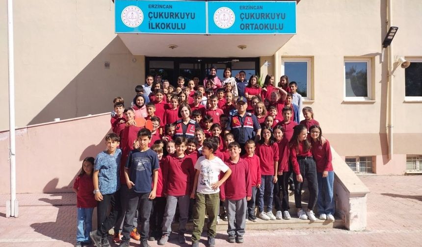 Jandarma minik öğrencilere hayvan sevgisini aşılıyor