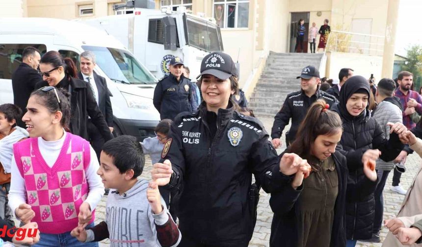 Polisten özel öğrencilere yaş pasta ve halay sürprizi