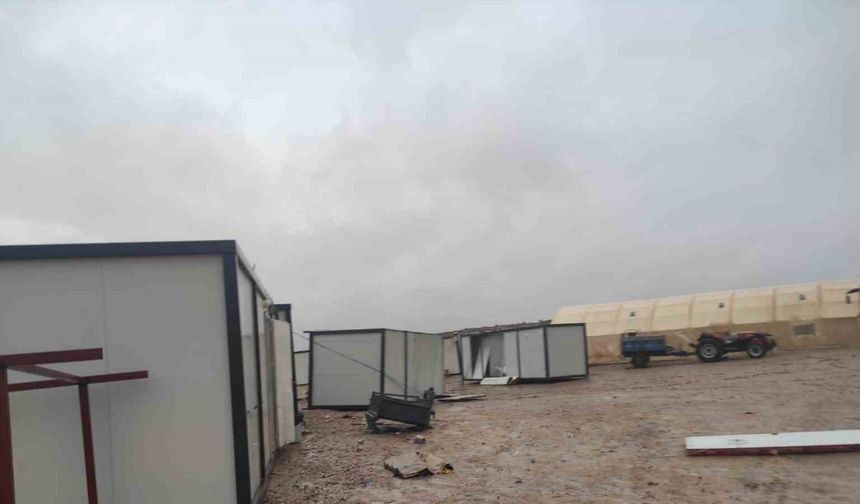 Siirt’te şiddetli fırtına işçilerin kaldığı konteynerleri devirdi: 2 yaralı
