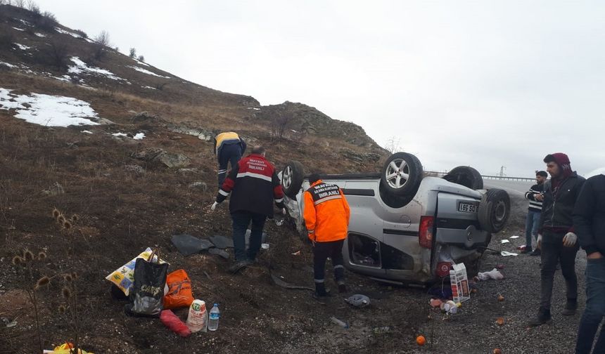 Kaza yapan araç ters döndü: 5 yaralı