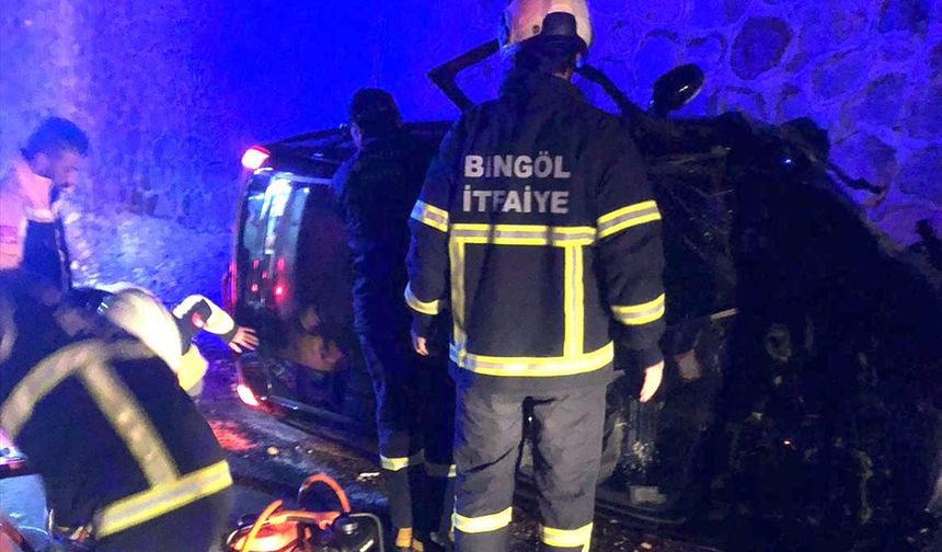 Bingöl'de istinat duvarına çarpan otomobildeki 2 kişi hayatını kaybetti