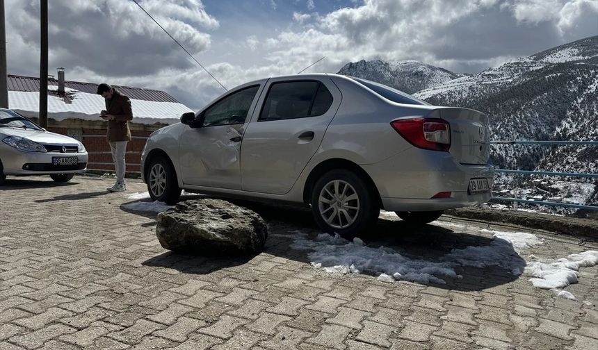 Yamaçtan kaya parçası koptu: otomobile çarptı!