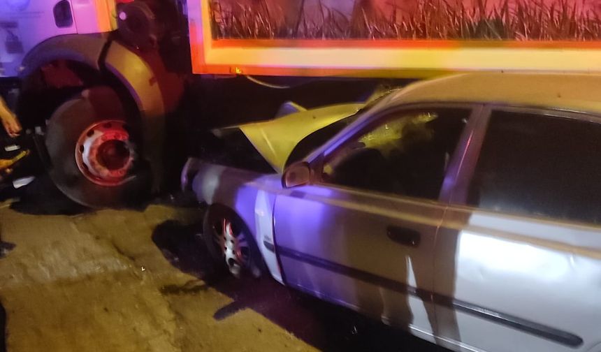 Bingöl'de çöp kamyonuna çarpan otomobildeki 4 kişi yaralandı