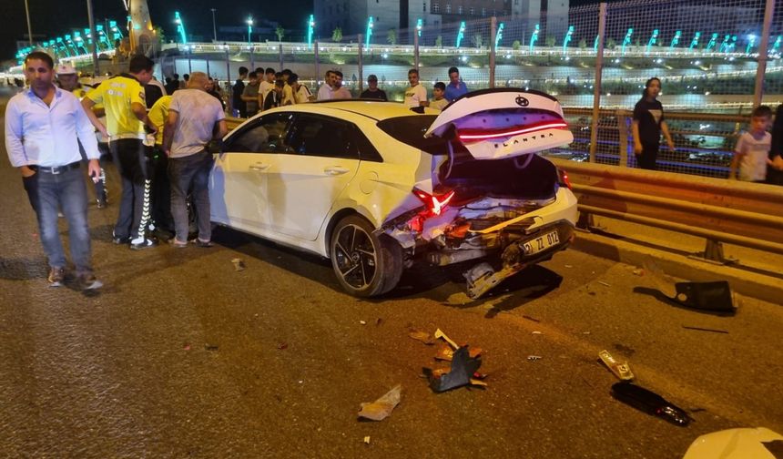 Bingöl'de taksi ile otomobilin çarpıştığı kazada 3 kişi yaralandı