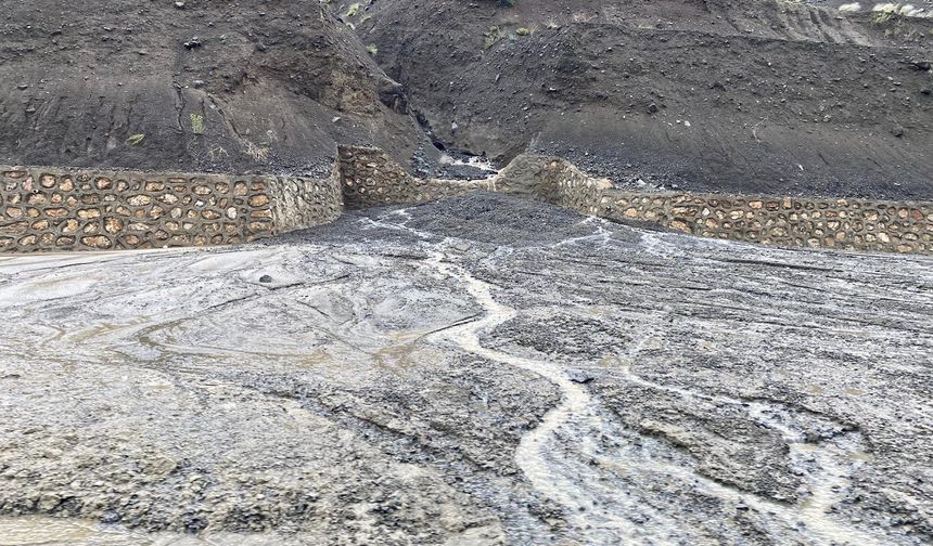 Sakaltutan'da Sel. Ulaşımda aksamalar yaşandı