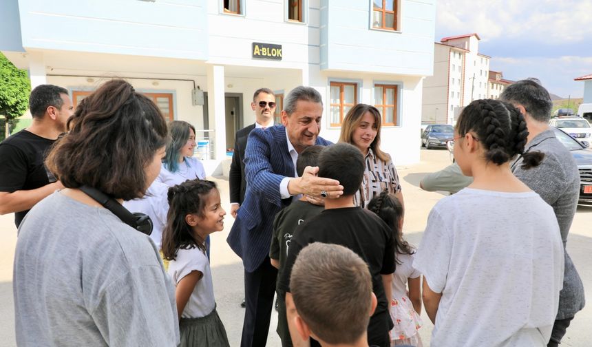 Bitlis Valisi Karaömeroğlu, çocuklara aşure ikram etti