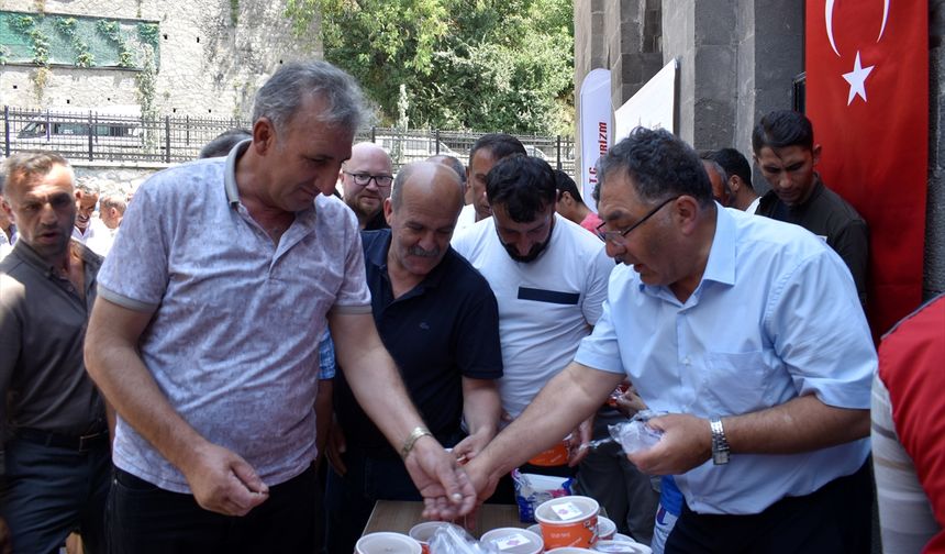 Bitlis ve Muş'ta 900 kişiye aşure ikram edildi