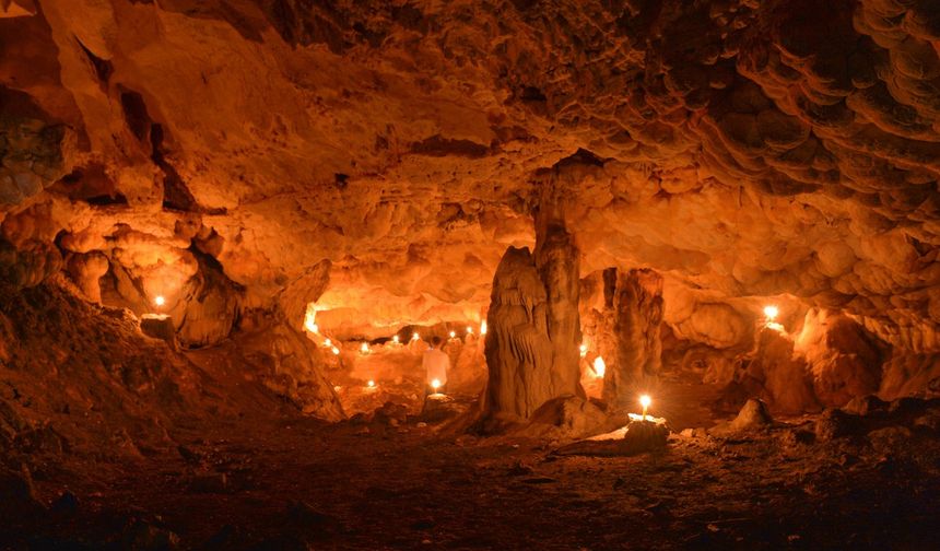 İspir Elmalı Mağarası; İçerisinde insan kemikleri ve yarasa gübresi bulunan gizemli mağaranın net uzunluğu bilinmiyor