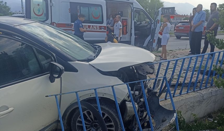 Erzincan’da otomobil ile hafif ticari araç çarpıştı, 7 kişi yaralandı