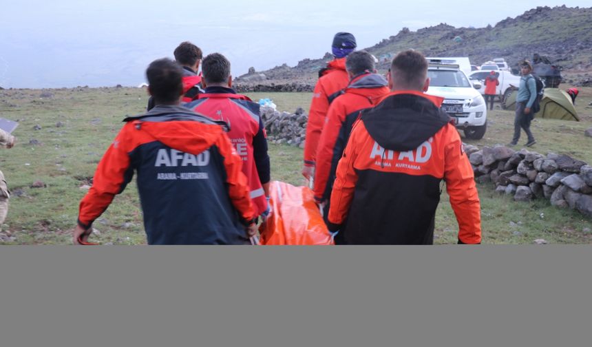 GÜNCELLEME - Ağrı Dağı'nda hayatını kaybeden 2 kişinin cenazesi indirildi