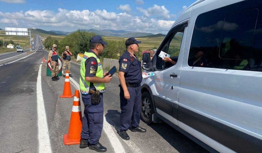 Ardahan'da otobüs kazalarına dikkati çekmek amacıyla trafik denetimi yapıldı