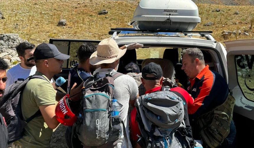 Tunceli'de dağlık arazide mahsur kalan baba oğulun yardımına ekipler yetişti