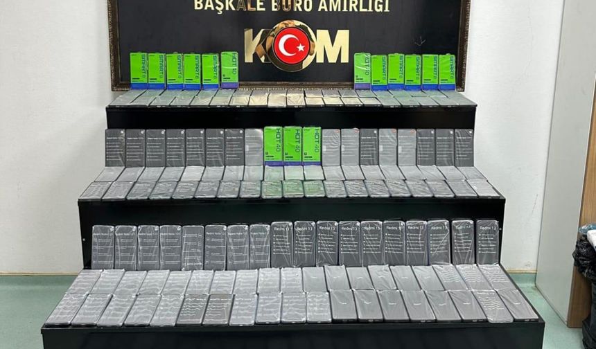 Van'da bir araçta 202 kaçak cep telefonu ele geçirildi