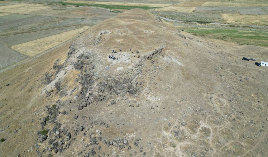 Van'daki Körzüt Kalesi kalıntısında arkeolojik kazılar sürüyor