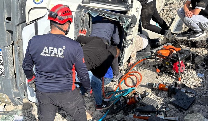 Tunceli'de devrilen beton mikserinin sürücüsü yaralandı