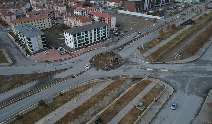 Erzincan’da trafik güvenliği artırılıyor: Geçit kavşağı dönel kavşağı yenilendi