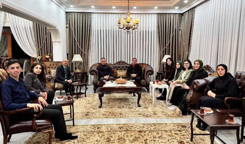 Erzincanlı ailelerin iftar sofralarına misafir oluyorlar