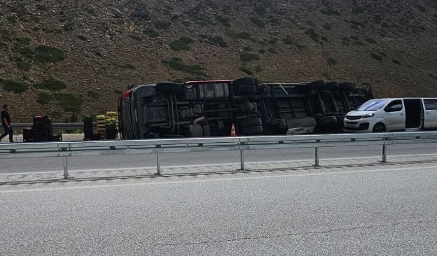 Erzincan-Sivas Karayolunda Tır Kazası: 1 Kişi Yaralandı