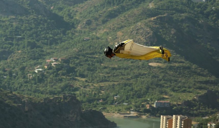 Kemaliye Semalarında Yarasa Kanat (wingsuit) ve Base Jump Atlayışı (VİDEO)