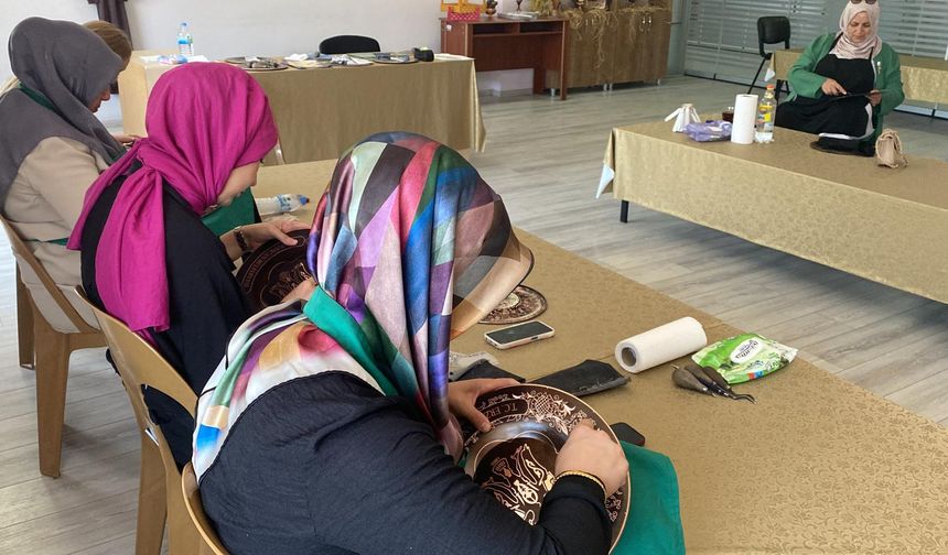 Erzincan’da kadınlar bakırcılıkla geleceği şekillendiriyor